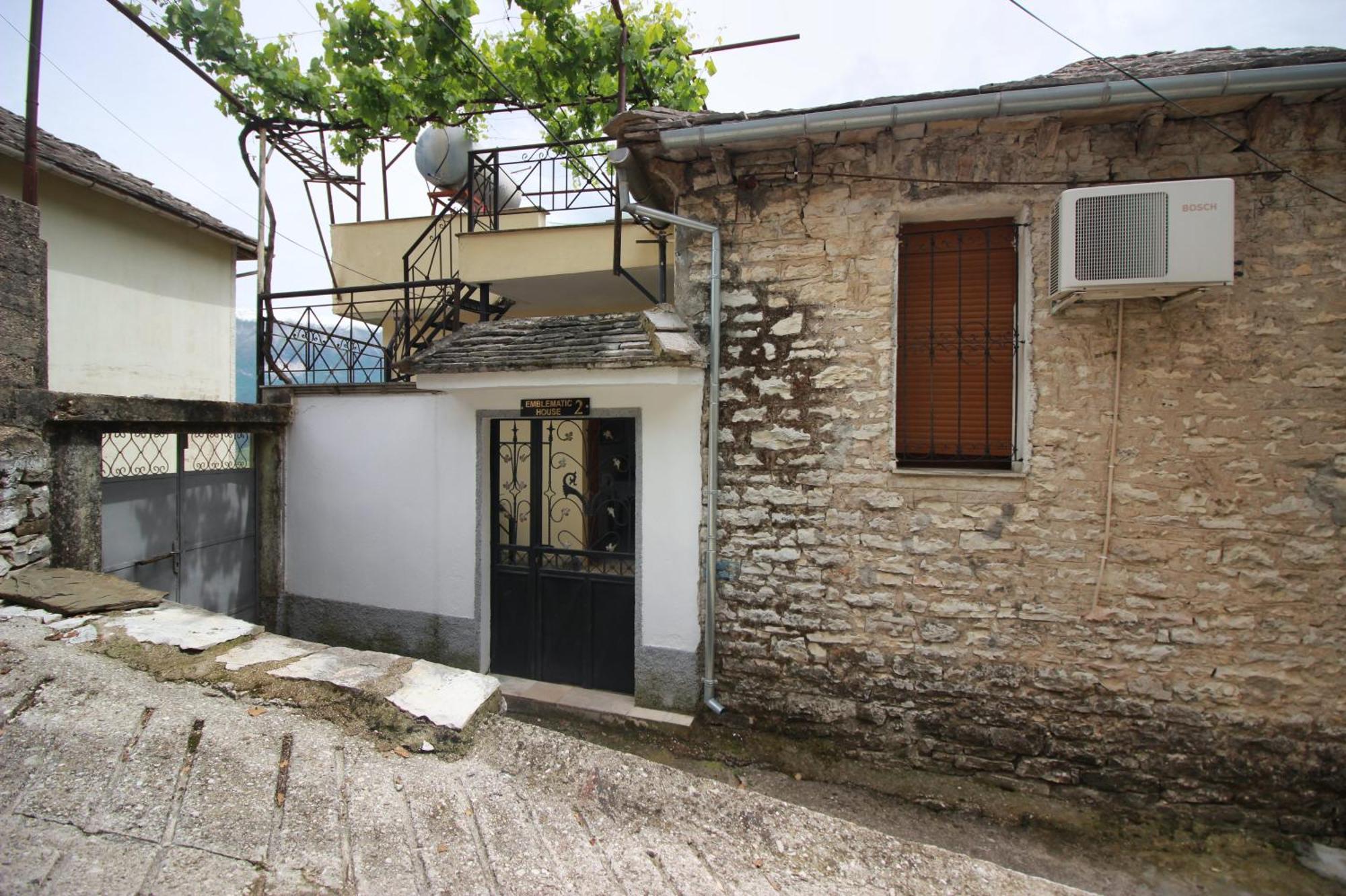 Emblematic House Apartment 2 Гирокастра Экстерьер фото