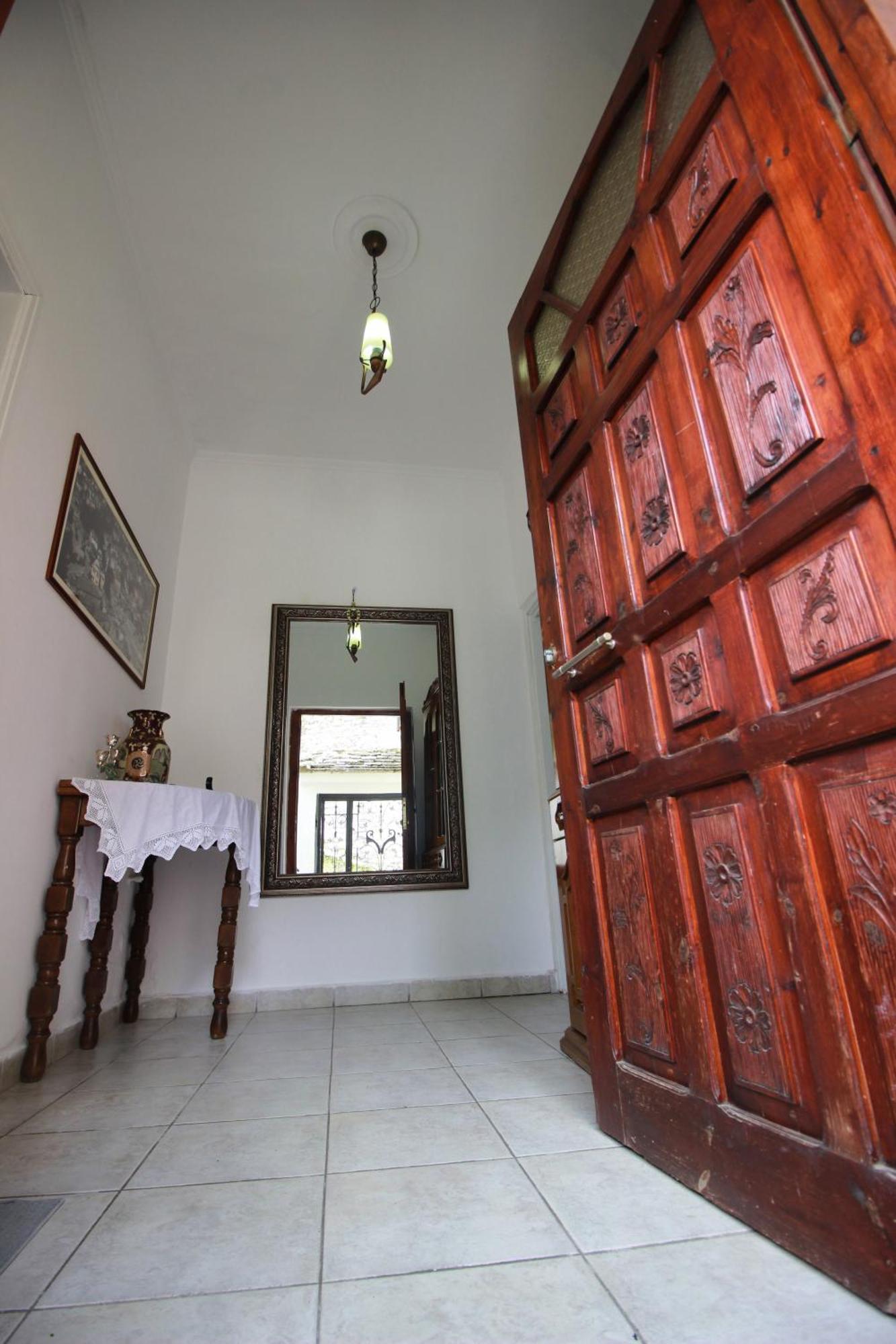 Emblematic House Apartment 2 Гирокастра Экстерьер фото