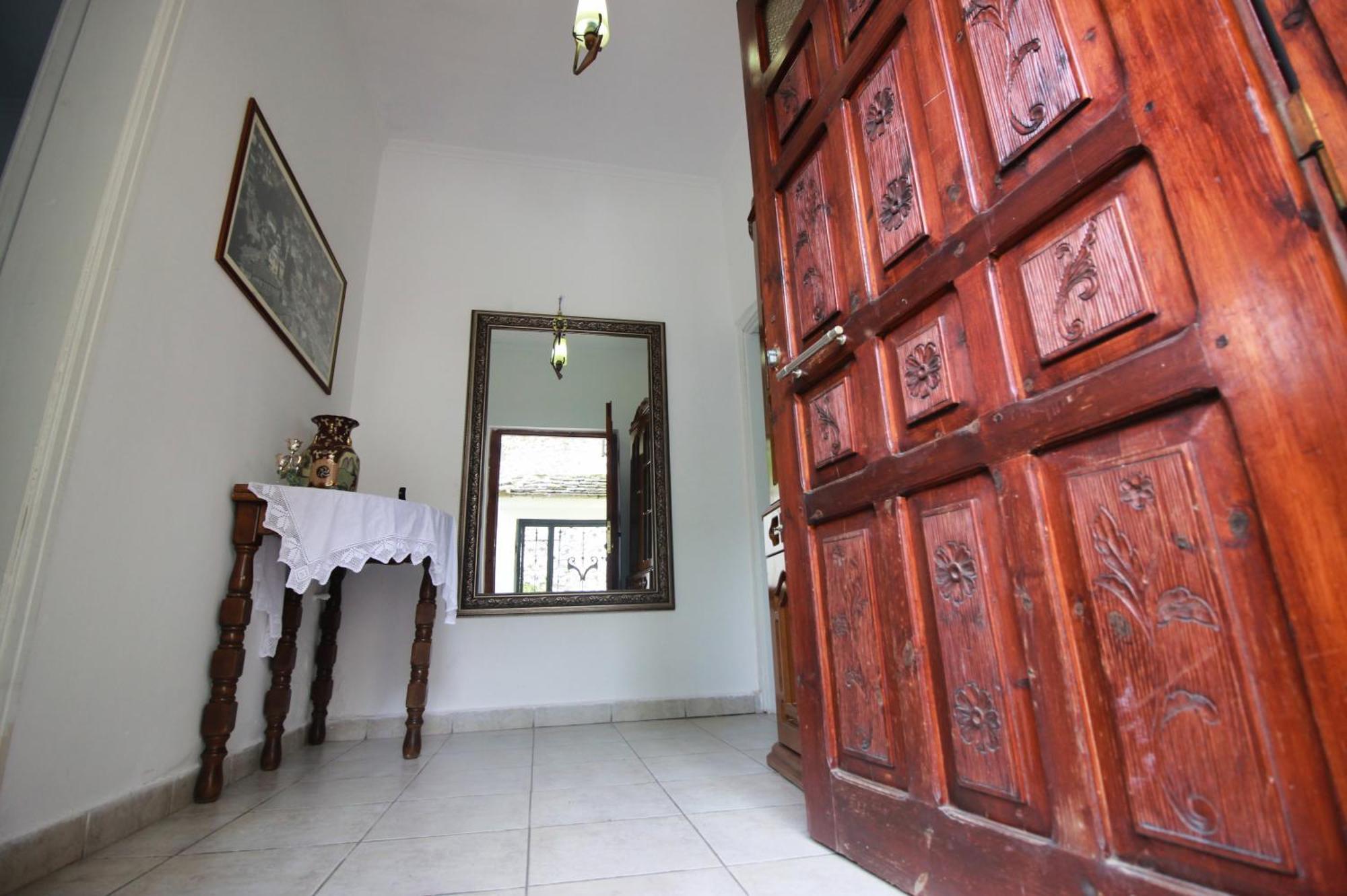 Emblematic House Apartment 2 Гирокастра Экстерьер фото